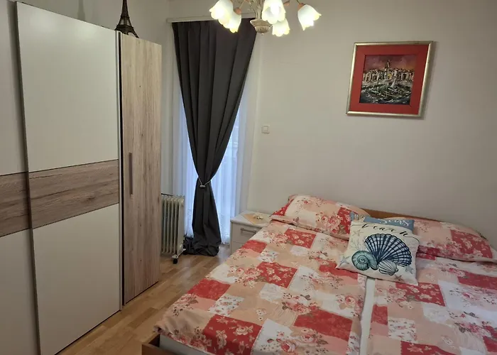 2 Apartments, 150 M From The Beach, Garden & Barbecue