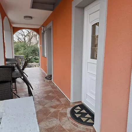 2 Apartments, 150 M From The Beach, Garden & Barbecue