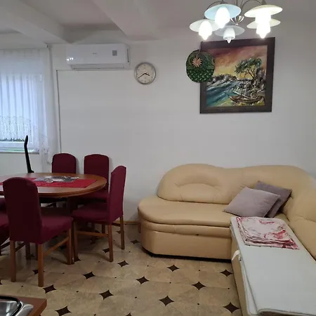 2 Apartments, 150 M From The Beach, Garden & Barbecue Apartman